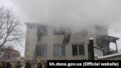 Пожежа в харківському будинку для літніх людей. Рятувальники гасять пожежу, 21 січня 2021 року