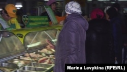 Құс етін сататын бөлімдегі кезек. Семей, 27 наурыз 2012 жыл.
