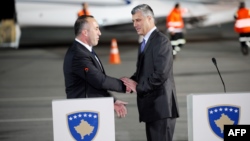 Ramush Haradinaj, pas kthimit nga Tribunali ku u shpall i pafajshëm për herë të dytë, dhe kryeministri Hashim Thaçi, i cili e kishte pritur në aeroport.