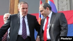 Armenia - Former President Levon Ter-Petrosian (L) and Nikol Pashinian at an opposition rally in Yerevan, May 31, 2011.