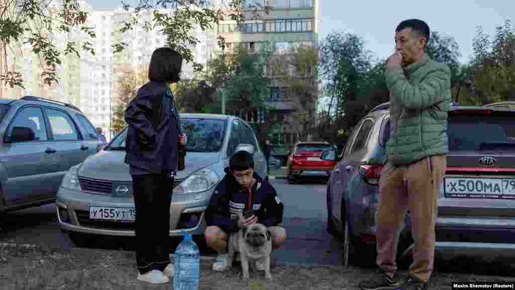 A ramenszkojei ház lakói biztonsági okokból az utcán várakoztak, amíg a hatóságok felmérték a terepet. A háború során Oroszország több ezer rakéta- és dróncsapást mért Ukrajnára, amelyek polgári infrastruktúrát céloztak és ezreket öltek meg