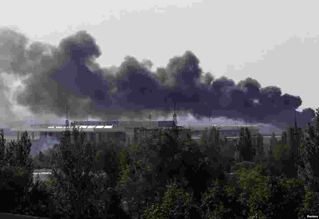 Дим над аеропортом у Донецьку. Українські військові в рамках АТО використали проти озброєних сепаратистів авіацію. 26 травня 2014 року