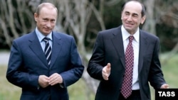 Президент России Владимир Путин (слева) и экс-президент Армении Роберт Кочарян (архивная фотография)