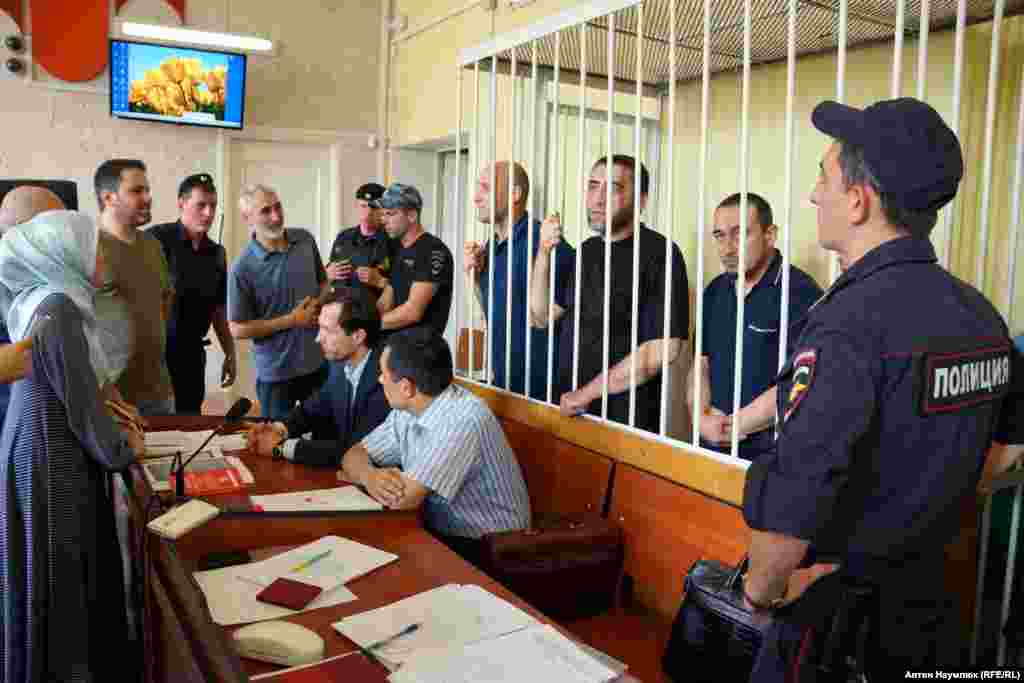 У справі про членство в «Хізб ут-Тахрір» зараз проходять 14 осіб, які живуть у Криму. До весни 2014 року вони не відчували тиску силовиків, в Україні організація діє цілком вільно. Російське законодавство змінило їхній статус з «радикальних мусульман» на «терористів»