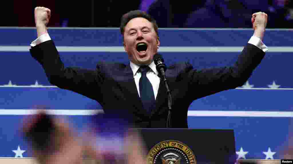 Elon Musk, a Tesla vezérigazgatója és az X tulajdonosa a Capital One Arénában Donald Trump második elnöki ciklusának beiktatási napján Washingtonban. Beszéde közben Musk jobb kezét a mellkasára helyezte, majd kinyújtotta a karját felfelé, ami sokak szerint a náci karlendítéshez hasonlított