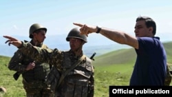 Օմբուդսմեն Արման Թաթոյանը զրուցում է սահմանագոտում մարտական հերթապահություն իրականացնող հայ զինվորների հետ, արխիվ 