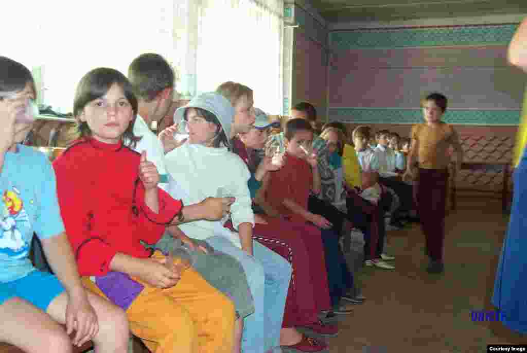 16 iulie 2004, şcoala-internat din Tighina, "recucerită" de copii după sigilare