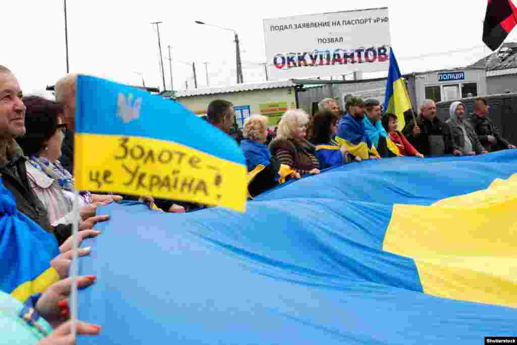 Акція проти відведення підрозділів Збройних сил України з бойових позицій на лінії розмежування на Донбасі. Станиця Луганська, 5 жовтня 2019 року НА ЦЮ Ж ТЕМУ