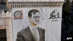 Një portret i Bashar al-Assad i shoshitur nga plumbat në qytetin Hama, Siri.
