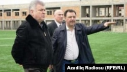 Владелец Baghlan Group Хафиз Мамедов (справа) показывает министру транспорта Зие Мамедову стадион футбольного клуба