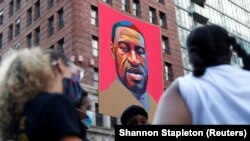 Portretul lui George Floyd în timpul unui protest, New York, 8 iunie, 2020