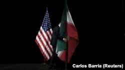 Flamuri amerikan dhe ai iranian.
