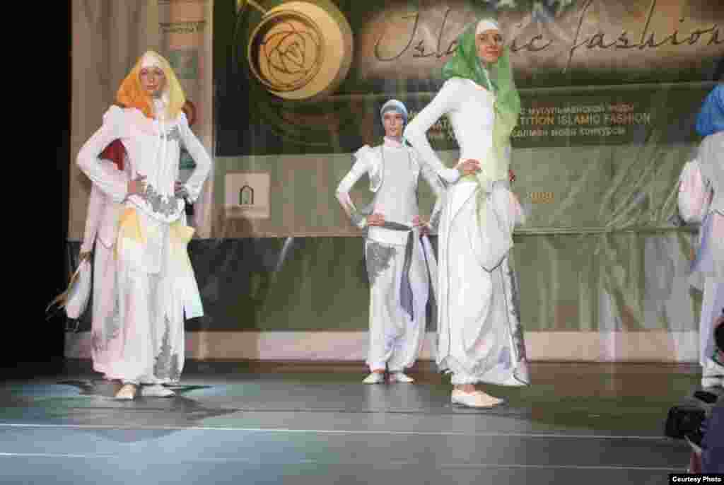 Казанда беренче тапкыр "Islamic clothes" халыкара мөселман модасы бәйгесе узды. Анда хатын-кызлар, ирләр һәм балалар өчен коллекцияләр тәкъдим ителде. Бәйгедә гомумән 40 модельер катнашты. Һәм 51 коллекциянең 10-ысы финалга узды. Дизайнерларның эше Pret-a-porte", "Du Luxe" һәм “Милли костюм” номинацияләре нигезендә бәяләнде. Беренче номинациядә жюри гран-при бирмәде. Калган ике номинациядә дә Казаннар җиңде: Эльмира Хаматова һәм Наҗия Вәлиева.