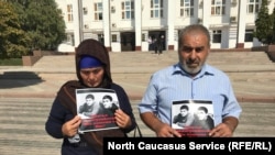 Гасангусейнов МуртазIела а, цуьнан хIусамнана ПатIимат а пикетехь. ХIинжа-гIала.