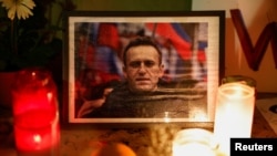 Один зі стихійних меморіалів Олексія Навального, Париж
