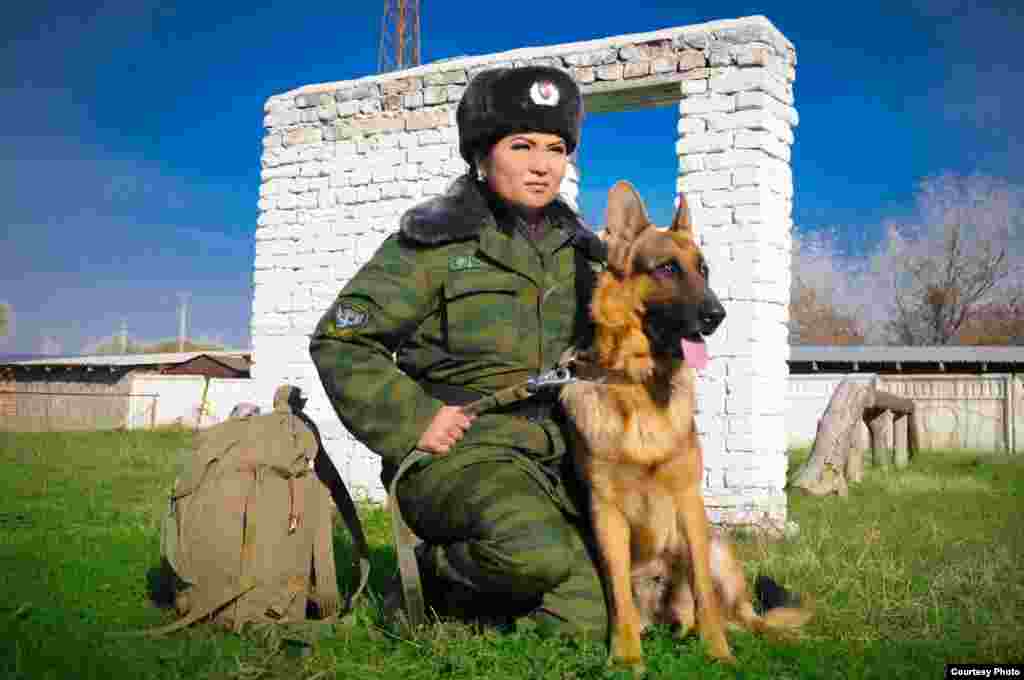Карегимде чек ара! Сүрөттөгү Ахунжанова Жанин Маккамбаевна Кыргыз Республикасынын чек ара кызматкери. Кандай гана кесип болбосун, ал биздин коомго пайдалуу. Ошолордун ичинен биздин Ата Мекенди коргогондор - чек арачылар. Автору Абдикаимов Нургазы. 