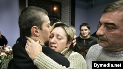 Бацькі сустракаюць вызваленага Аляксандра Баразенку