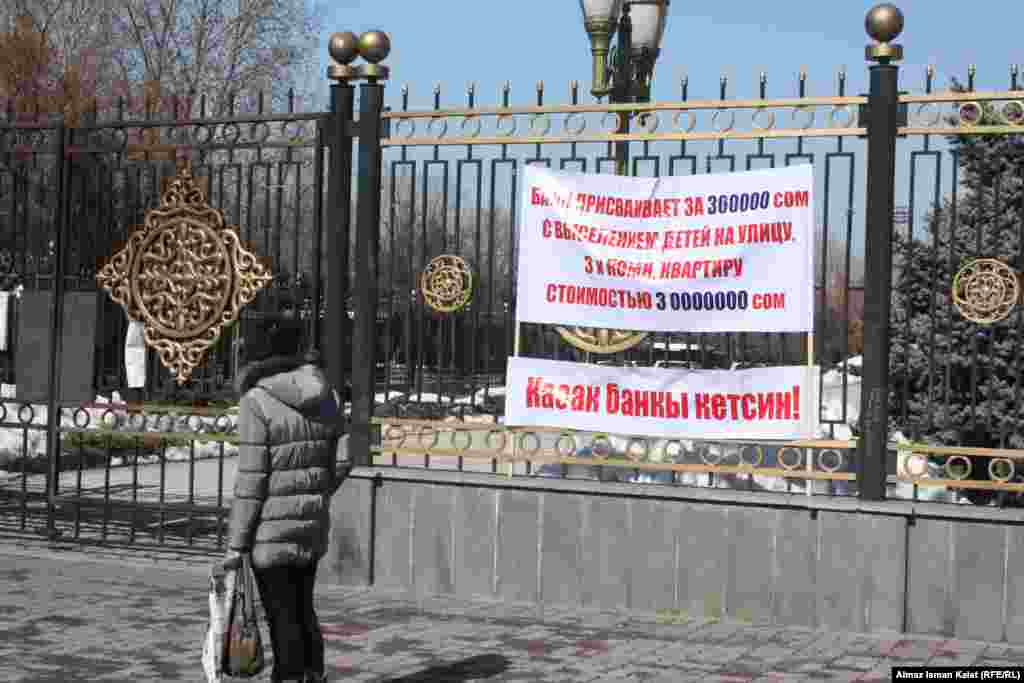По данным общественных организаций, за последние 2 года в Таласе 6 многодетных матерей покончили с собой, не сумев выплатить кредиты.