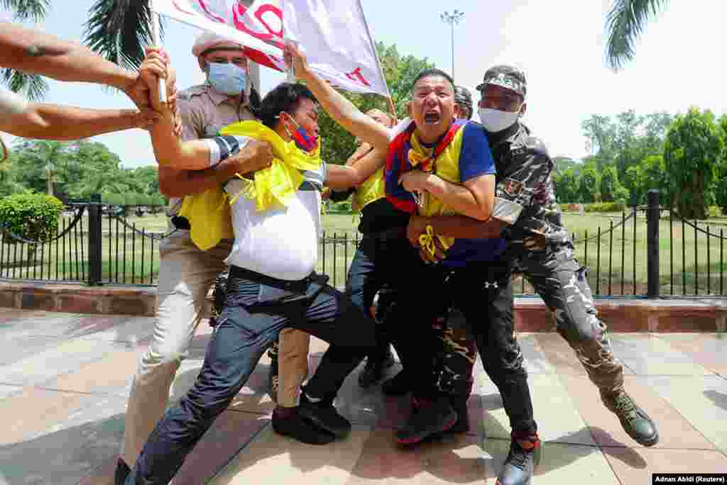 Poliția indiană reține protestatarii care demonstrează pentru libertatea Tibetului în fața ambasadei chineze din New Delhi la 1 iulie. În 1950, China a trimis mii de soldați pentru a-și impune forța asupra Tibetului. Al 14-lea Dalai Lama din Tibet a fost obligat să se exileze în 1959 și majoritatea mănăstirilor budiste din regiune au fost distruse în timpul sângeroasei Revoluții Culturale a Chinei din anii 1960 și 1970. 