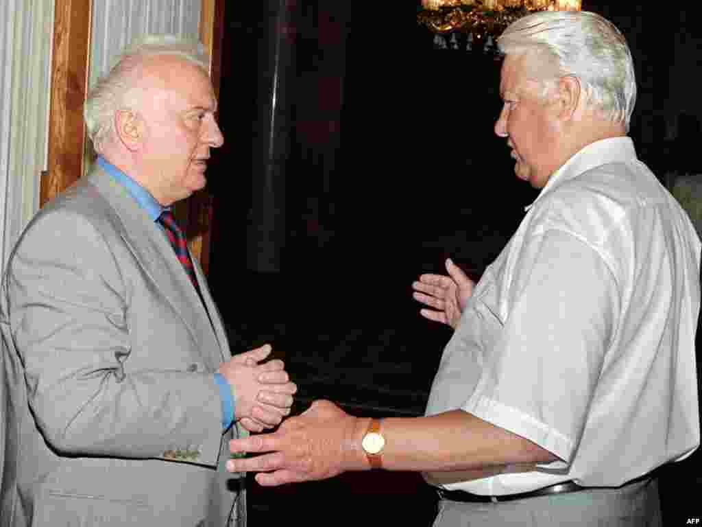 Gürji prezidenti Eduard Şewardnadze Russiýanyň lideri Boris Ýeltsin bilen. 1994 ý.