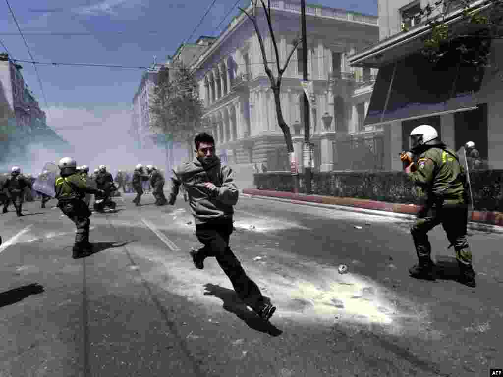 Grčka - Generalni štrajk u Ateni, 11.05.2011. Foto: AFP / Aris Messinis