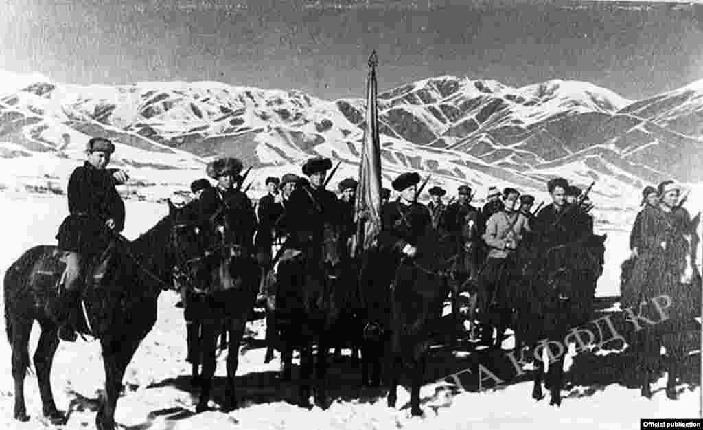 Всеобщее военное обучение (Всевобуч). Занятия по тактической подготовке для сотрудников колхоза «Красный пахарь» Кировского района Фрунзенской области. 1942 год. 