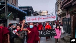 Protesti protiv vojne hunte u Mandalaju na kojima aktivisti nose transparent na kojem piše "Ko se usuđuje da bude na suprotnoj strani od narodne volje", 1. februar 2022. Mjanmar