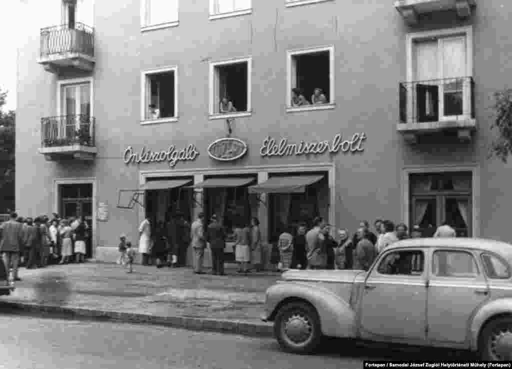 Sorban állás egy élelmiszerbolt előtt a Thököly úton 1956-ban