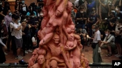 „Coloana rușinii” - monument dezvelit la Universitatea din Hong Kong în memoria victimelor represiunii mișcării democratice din China din 1989, din Piața Tiananmen, 2 mai 2021.