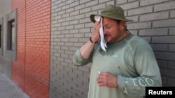 Esteban Rodriguez își șterge sudoarea de pe față într-o zi toridă la Calexico, California, SUA, pe 7 iulie 2024.
