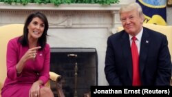 Ніккі Гейлі (л) та Дональд Трамп (п) під час зустрічі в Білому домі, 9 жовтня 2018 року