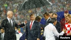 Қолшатыр астындағы Ресей президенті Владимир Путин.