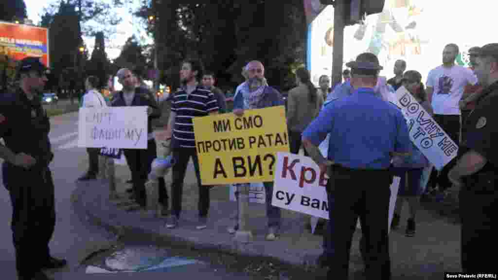 Dolazak Rasmusena je obilježio i protest petnaestak osoba koje su ga dočekale zvižducima i antifašističkim parolama. "Dolazak generalnog sekretara NATO Anders Fog Rasmusena u Podgoricu tri dana prije važnih lokalnih izbora širom Crne Gore predstavlja grubi predizborni pritisak na crnogorske glasače da ne glasaju za promjenu postojeće vlasti", navodi se u saopštenju Pokreta za neutralnost.