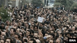 معلمان در دو سال گذشته بارها اقدام به برگزاری تجمع های مسالمت آمیز، از جمله در مقابل مجلس شورای اسلامی کرده اند.(عکس: ایسنا)