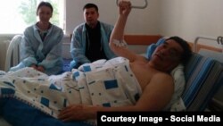 Аурухана төсегінде жатқан журналист Рамазан Есіргепов пен азаматтық белсенді Жанар Тоғанбаева. Шу, Жамбыл облысы, 15 мамыр 2017 жыл.