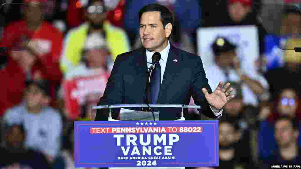 Marco Rubio floridai republikánus szenátor a pennsylvaniai Allentownban 2024. október 29-én. Trump várhatóan őt jelöli külügyminiszternek. Rubio kubai bevándorlók fia, 2010-ben választották először Florida szenátorává. Külügyminiszterként ő lenne az Egyesült Államok első spanyol ajkú legfőbb diplomatája. Kínát tekinti az USA fő ellenségének. Trump győzelme után azt mondta: az Egyesült Államok pragmatikus külpolitikát lát majd a Fehér Házban. „Az ellenfelek egyesülnek: Észak-Korea, Irán, Kína, Oroszország egyre inkább összehangolódik. Ez megköveteli tőlünk, hogy nagyon pragmatikusak legyünk” – nyilatkozta a CNN-nek