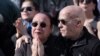 Reagimi i një gruaje ndërsa shikon së bashku me të tjerët të mbledhur në "Sheshin e Pengjeve" në Tel Aviv, lirimin e pengjeve izraelite më 15 shkurt 2025.