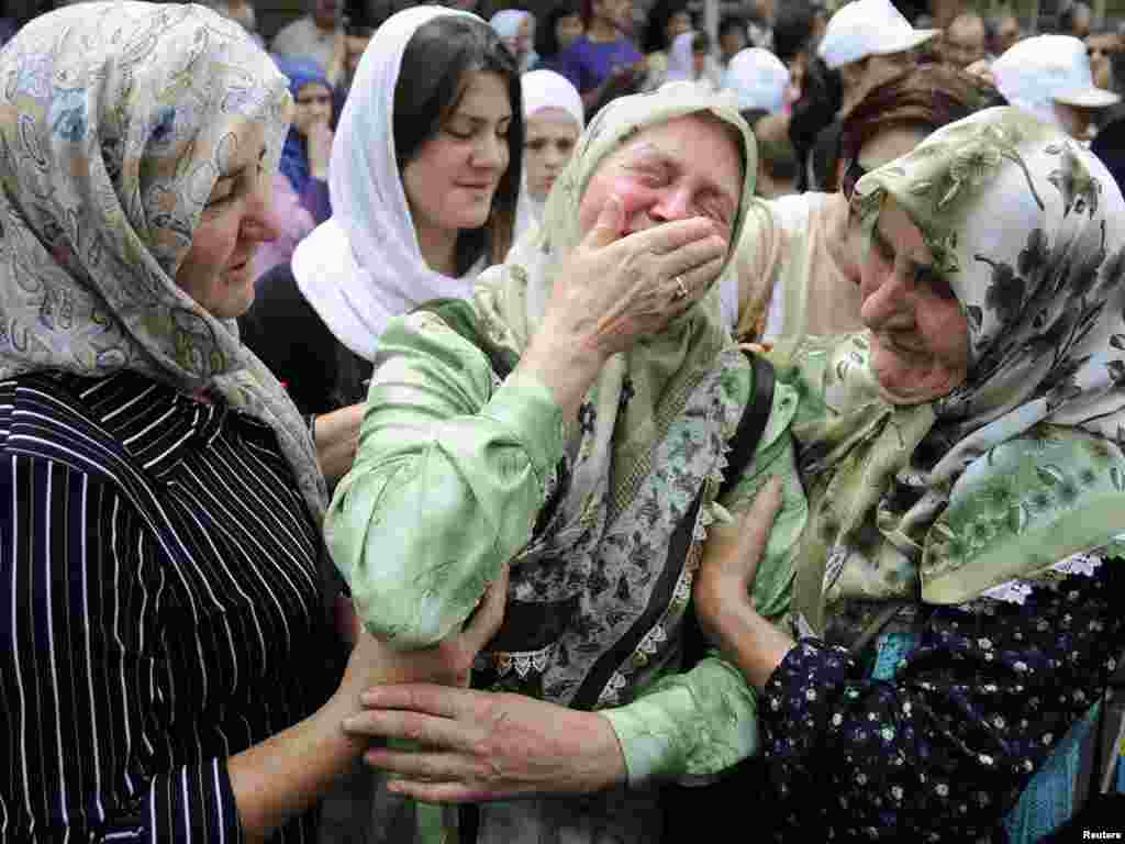 İyul 2010. 1995-ci ildə Serberenica qırğını qurbanlarından daha 775 nəfərinin kimliyi yenicə məlum olub, onların yaxınları ağlaşırlar.