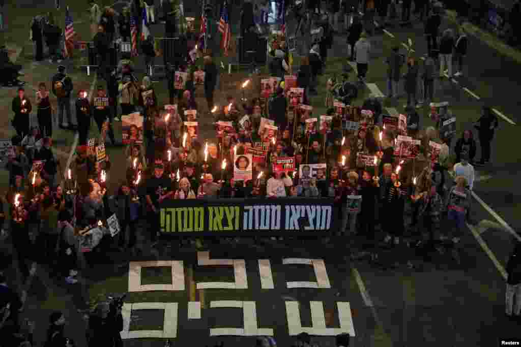 Ndërkohë izraelitët në Tel Aviv po protestonin duke kërkuar lirimin e pengjeve të marra nga Hamasi. 