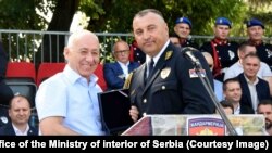 Goran Radosavleviq Guri duke pranuar mirënjohjen gjate ceremonisë në Novi Sad. 