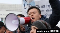 Қаңтар оқиғасын еске алу митингісінде сөйлеп тұрған белсенді Жанболат Мамай. Алматы, 13 ақпан 2022 жыл.