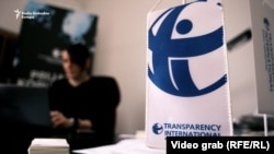 U Transparency Internationalu BiH (na fotografiji, 11. februar 2022.) ističu da se ovi javni objekti često koriste u stranačke svrhe, što političke stranke ne navode u svojim izvještajima.