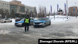 Полицейский возле здания акимата в городе Актобе. 13 февраля 2022 года