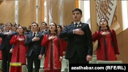 Türkmen studentleri. Bezeg suraty