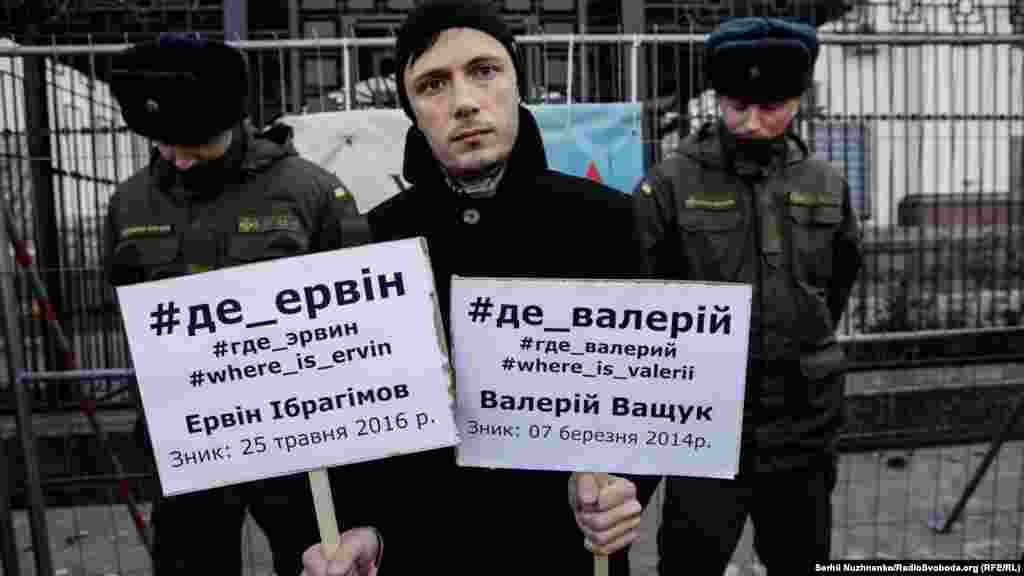 «Ми повинні показати, що ми про них не забули. Можливо, це остання надія рідних, що постійне нагадування про зниклих не дозволить владі (кримській владі) просто робити вигляд, що нічого не сталося», – прокоментував Рустем, кримськотатарський активіст. Київ, 25 жовтня 2016 року