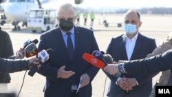 Амбасадорот на Русија во Македонија Сергеј Баздникин и министерот за здравство Венко Филипче