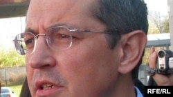 Роман Солодченко, председатель правления БТА банка, беседует с участниками акции протеста должников по ипотеке. Алматы, 23 октября 2008 года.