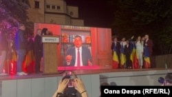 Candidatul AUR, George Simion, și-a transmis discursul de după anunțarea rezultatelor exit poll pe rețele sociale și pe un ecran instalat în fața sediului partidului. El nu a vorbit direct în fața jurnaliștilor.