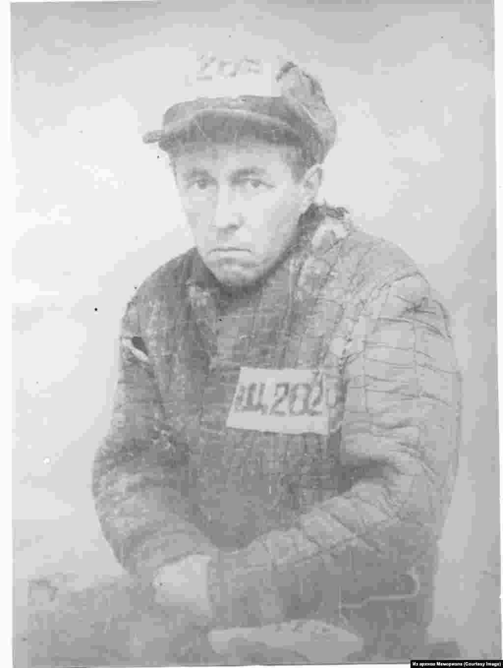 Александр Солженицын в лагерной телогрейке со своими тайно вывезенными из лагеря нашивками с номером "Щ-262". Кок-Терек, март 1953. До высылки из СССР