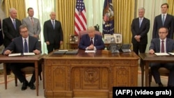 Donald Trump între Aleksandar Vucic (stânga) și Avdullah Hoti